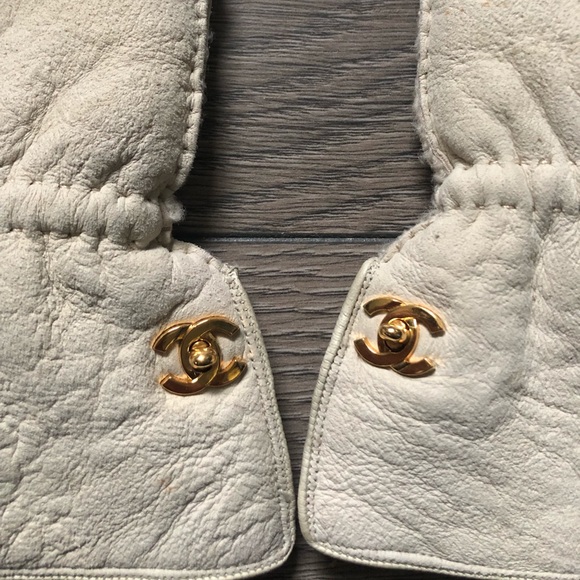 CHANEL Accessories - Vintage Chanel beige shearling gloves